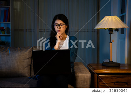 asian female student watching the latest movie 32650042