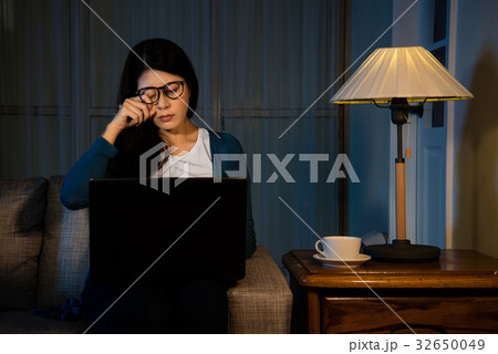 tiring lady feeling eyes uncomfortable 32650049