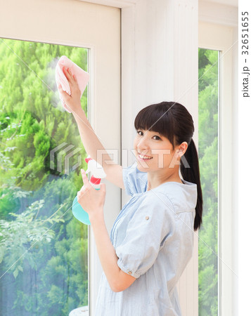 笑顔で窓を掃除する女性 32651655
