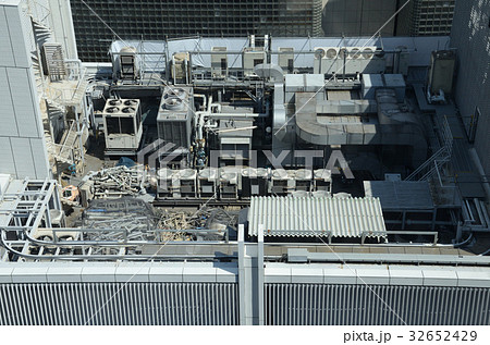 解体撤去作業が始まる中層ビルの屋上、撤去待ちの空調設備・室外機 32652429