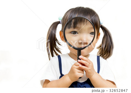 虫眼鏡を除く幼い女の子  32652847