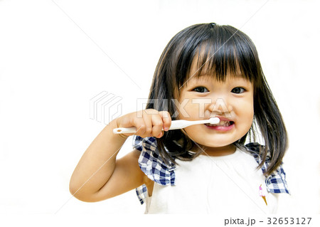 一人歯磨きする幼い女の子 一人歯磨きする幼い女の子 32653127
