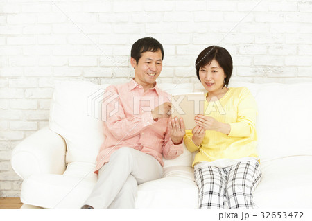 タブレットで仲良く視聴する男女 タブレットで仲良く視聴する男女 32653472