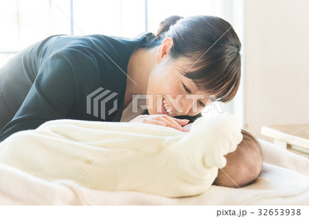 スーツ姿の女性と赤ちゃん 32653938