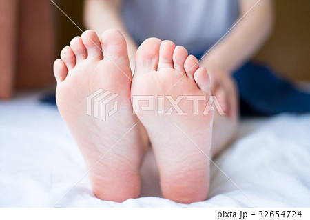 女性の足の裏 32654724