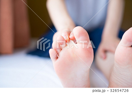 女性の足の裏 32654726