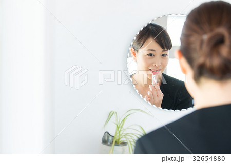 身支度をする女性 身支度をする女性 32654880