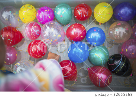 水風船で遊ぶ子供の写真素材