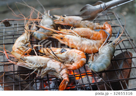 Grilled shrimps on the flaming grill Grilled shrimps on the flaming grill 32655316