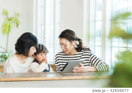 タブレットPCを見る家族 32656077