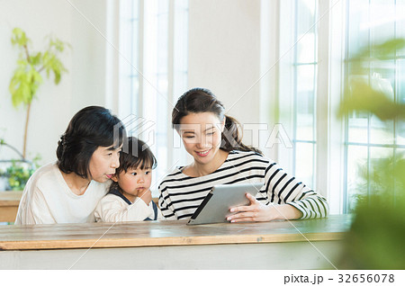 タブレットPCを見る家族 タブレットPCを見る家族 32656078