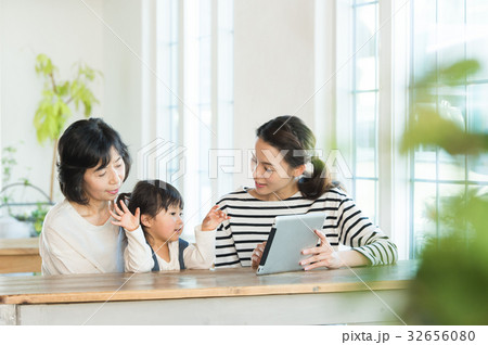 タブレットPCを見る家族 タブレットPCを見る家族 32656080