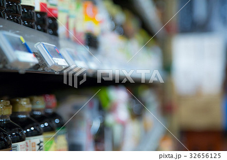 ソース ドレッシング スーパーマーケット、スーパー、食材売り場、お店、デパート ソース ドレッシング スーパーマーケット、スーパー、食材売り場、お店、デパート 32656125