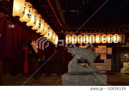 京都・摩利支尊天堂の猪像と夜景 京都・摩利支尊天堂の猪像と夜景 32656139