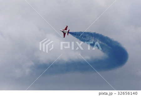 Aerobatic team making loopings in the air 32656140