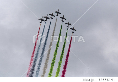 Aerobatic team making loopings in the air 32656141