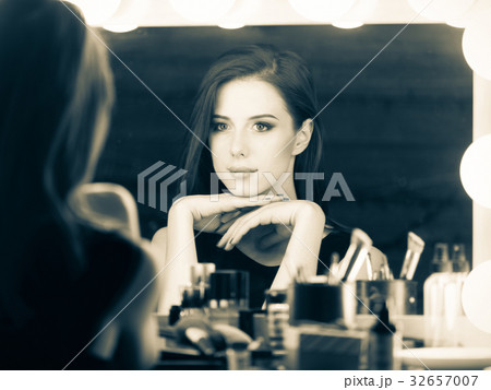 Portrait of a beautiful woman Portrait of a beautiful woman 32657007