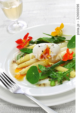 ホワイトアスパラガスの温製サラダ 32660096