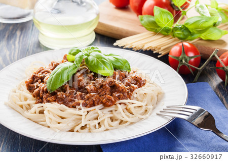 Spaghetti bolognese with cheese and basil 32660917