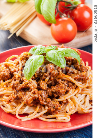 Spaghetti bolognese with cheese and basil Spaghetti bolognese with cheese and basil 32660918
