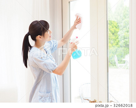 窓を掃除する女性 32662018
