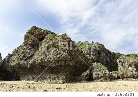 浜比嘉島の奇岩石群 32663201