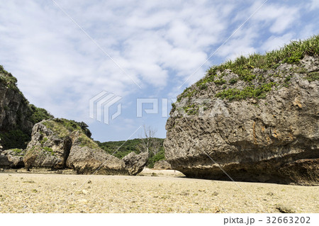 浜比嘉島の奇岩石群 32663202