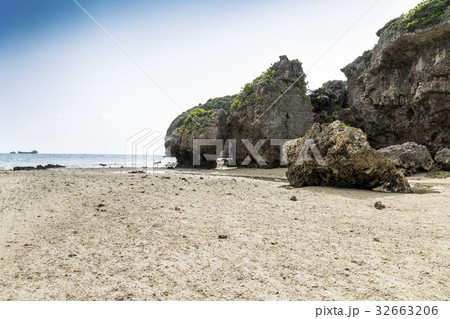 浜比嘉島の奇岩石群 32663206