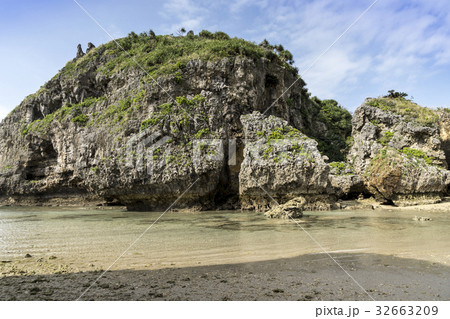 浜比嘉島の奇岩石群 32663209