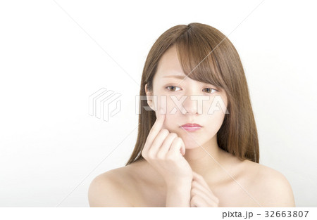 ネガティブビューティ 若い女性 考える 悩む ネガティブビューティ 若い女性 考える 悩む 32663807
