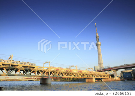青空スカイツリーと東武線鉄橋 青空スカイツリーと東武線鉄橋 32666155