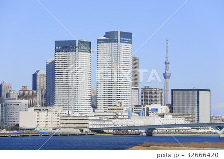 青空とビル群スカイツリー 32666420