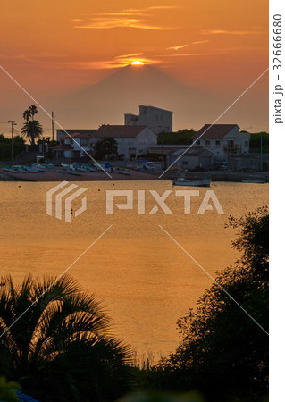 千葉県　ダイヤモンド富士　坂田海岸 32666680