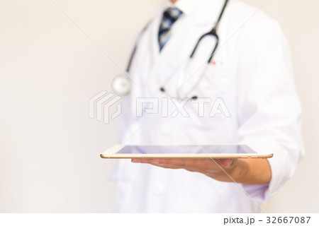 タブレットと医者 32667087
