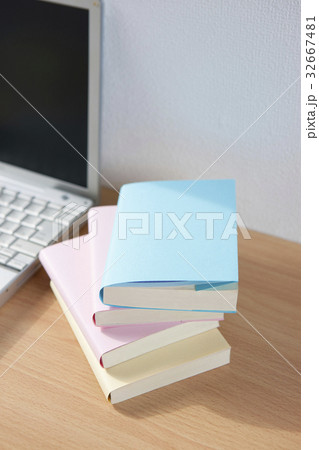 デスクに置かれた本 32667481
