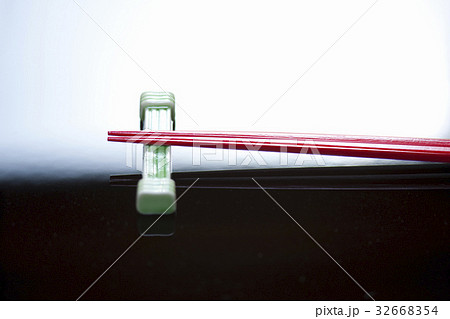 箸と箸置き 32668354