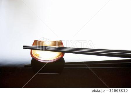 箸と箸置き 32668359