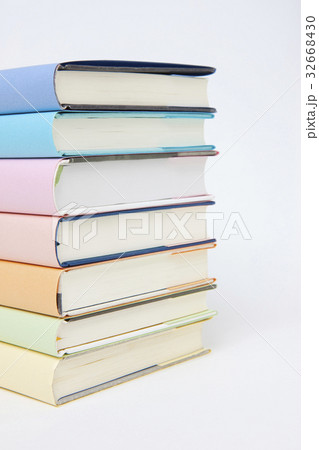 山積みの本 32668430
