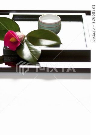 椿とお猪口 32668531