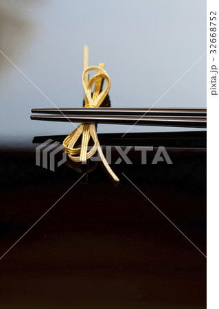 箸と箸置き 32668752