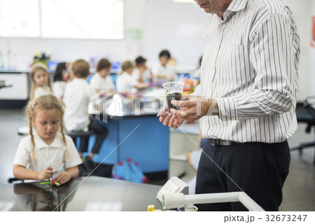 Group of diverse kindergarten students learning science class Group of diverse kindergarten students learning science class 32673247