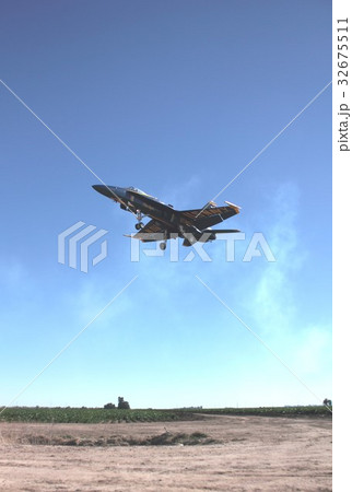 カリフォルニアの青空を飛行する米海軍ブルーエンジェルス曲技チームのFA-18Cホーネット戦闘攻撃機 32675511