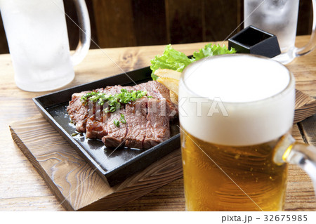 生ビールとステーキ 32675985