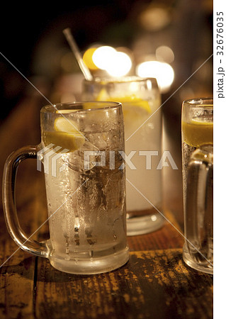 居酒屋のカウンターに置かれたレモンサワー 居酒屋のカウンターに置かれたレモンサワー 32676035