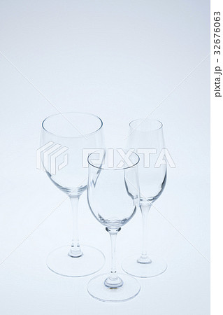 ワイングラスとシャンパングラス ワイングラスとシャンパングラス 32676063
