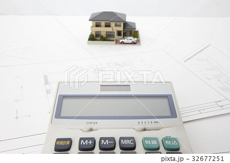 住宅模型と電卓 32677251