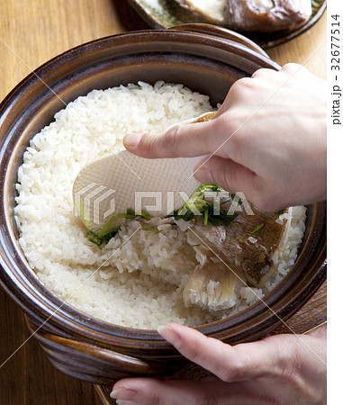 鯛めしを混ぜる女性 鯛めしを混ぜる女性 32677514