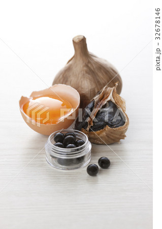 黒ニンニクと卵黄 32678146
