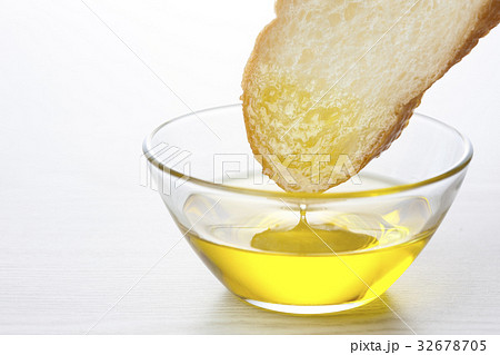 フランスパンとオリーブオイルの写真素材