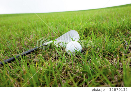 アイアンとゴルフボール アイアンとゴルフボール 32679132